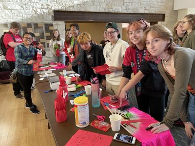 学生、教师和社区成员制作纸灯笼来庆祝中秋节...